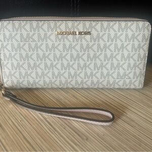 Michael Kors Jet Set Zip Wallet